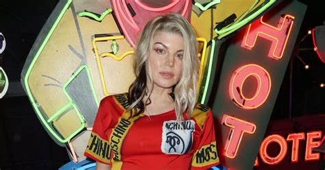 Fergie strips completely naked and poses for a cheeky snap as。